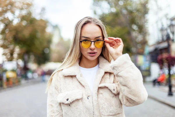 Portrait Stylish Fashion Woman Yellow Sunglasses Fur Coat City Lifestyle — Stockfoto