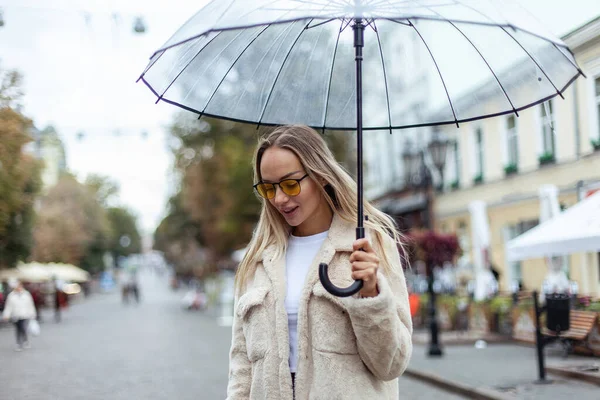Cute Fashion Blonde Woman Yellow Sunglasses Transparent Umbrella Walks City — Stockfoto