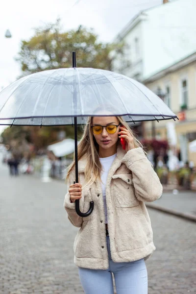 Cute Fashion Blonde Woman Yellow Sunglasses Transparent Umbrella Talking Phone — Fotografia de Stock