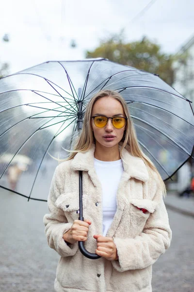 Cute Fashion Blonde Woman Yellow Sunglasses Transparent Umbrella Walks City — Fotografia de Stock