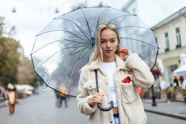 Cute Fashion Blonde Woman Yellow Sunglasses Transparent Umbrella Walks City — Fotografia de Stock