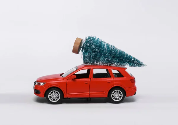 Small Car Model Christmas Tree Isolated White Background Merry Christmas — Fotografia de Stock