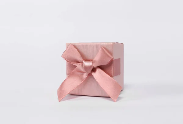 白色背景的粉色礼品盒 — 图库照片