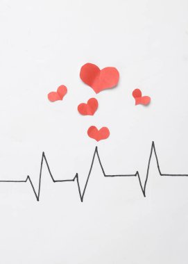 Beyaz arka planda kalp atışları var. Sağlıklı kalp konsepti