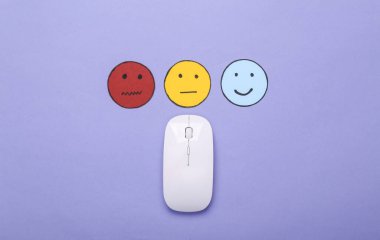 Müşteri memnuniyeti araştırması konsepti. Bilgisayar faresi seçimi tarafsız yüz simgesi, mutlu ve üzgün yüz simgesi menekşe arka planda. Üst görünüm