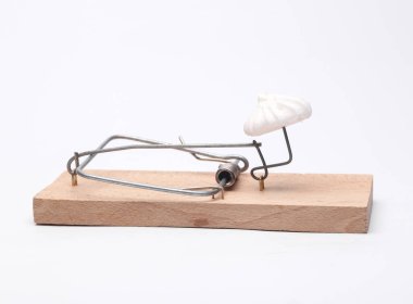 Beyaz arka planda izole edilmiş tatlı kalori kremalı fare kapanı. Kilo kaybı, diyet