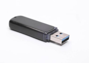 usb flash diski beyaz arkaplanda izole edildi