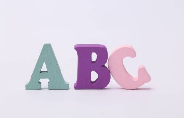 Beyaz arkaplanda izole edilmiş renkli harflerden ABC sözcüğü.