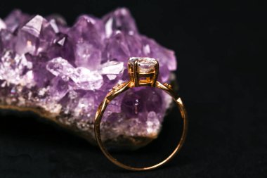 Doğal ametist kurutucusunda elmas yüzük. Siyah arkaplanda izole