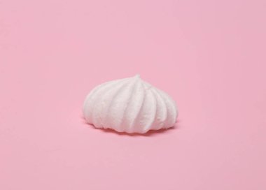 Pembe arka planda tatlı krema