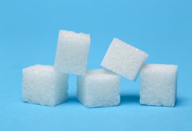 Turkuaz zemin üzerinde beyaz şeker küpleri