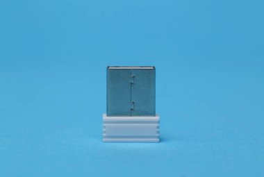Kablosuz Wi-Fi usb adaptörü mavi arkaplanda izole edildi