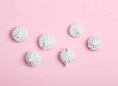 Pembe arka planda tatlı bir krema. Üst Manzara. Düz yatıyordu