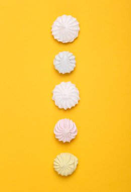 Sarı arka planda tatlı bir krema var. Üst görünüm