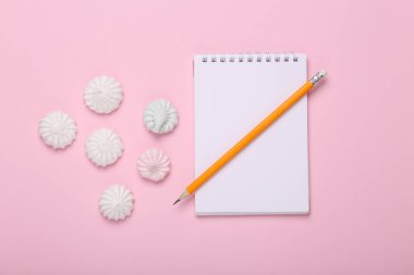 Başçavuşum. Mutfak blogu. Pembe arka planda not defteri olan tatlı kremalı pasta. Üst görünüm