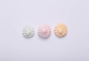 Beyaz arka planda tatlı renkli krema. Üst Manzara. Düz yatıyordu