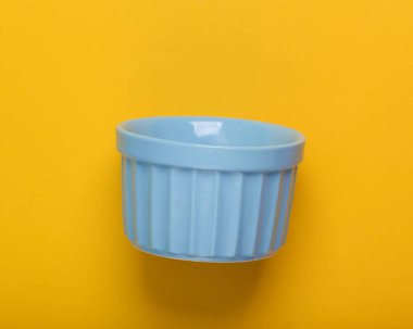 Sarı arka planda jülyen için seramik kase. Üst görünüm