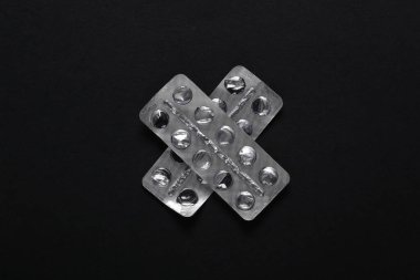 Siyah arka planda hapların su toplaması.