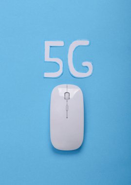 5G teknolojisi. Mavi arkaplanda Pc fare ve 5g simgesi
