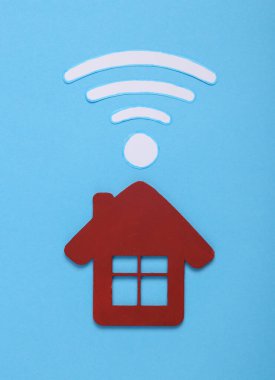 Akıllı ev konsepti. Mavi arkaplanda kablosuz dalga ikonu olan kırmızı ev modeli