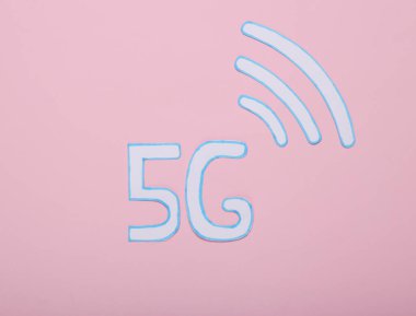 Kağıt kesiği Wi-Fi simgeleri ve pembe arka planda 5G.