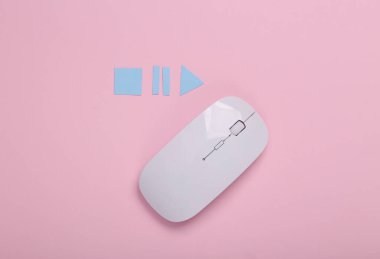 Simgeli bilgisayar faresi pembe arkaplandaki ortam oynatıcısını başlat, durdur, duraklat. Üst görünüm