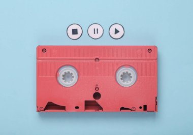 Simgeli video kaseti mavi arkaplandaki ortam oynatıcısını başlat, durdur, duraklat. Üst görünüm