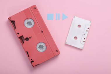 Simgeli video ve ausdio kaseti, pembe arkaplanda ortam oynatıcının duraksaması, durması, durması ve başlaması. Üst görünüm