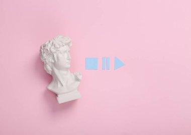 Simgelerle David büstü başladı, durdu, pembe arka planda ortam oynatıcının duraksaması. Üst görünüm