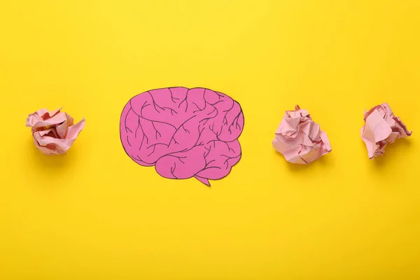 Концепція Творчого Мислення Паперовий Мозок Збитими Паперовими Кульками Жовтому Фоні — стокове фото