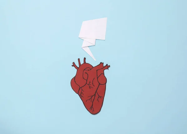 Papper Anatomiskt Hjärta Med Dialog Bubbla Blå Bakgrund Koncept För — Stockfoto