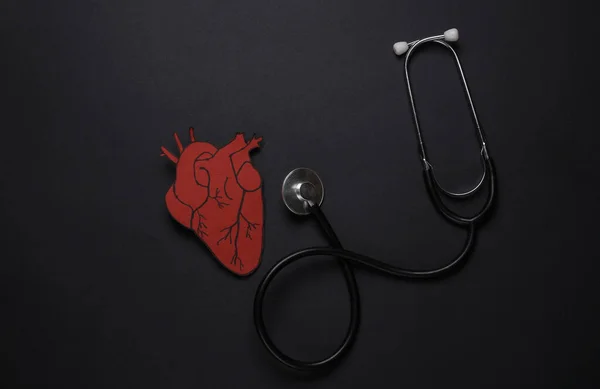 Діагностика Серцевих Захворювань Анатомічне Серце Стетоскоп Чорному Тлі Вид Зверху — стокове фото