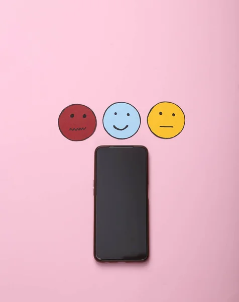 Klanttevredenheidsonderzoek Concept Smartphone Met Happy Neutraal Droevig Gezicht Papieren Pictogram — Stockfoto