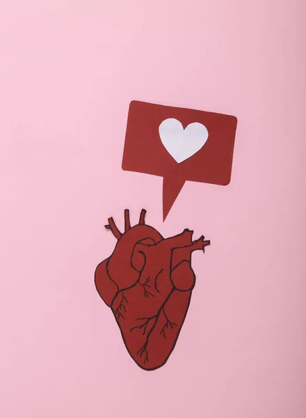 Papierowe Serce Ikoną Różowym Tle Uzależnienie Mediów Społecznościowych — Zdjęcie stockowe