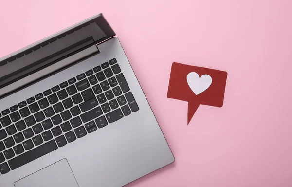 Laptop Und Wie Benachrichtigungssymbol Auf Rosa Hintergrund Soziale Medien Bewertung — Stockfoto