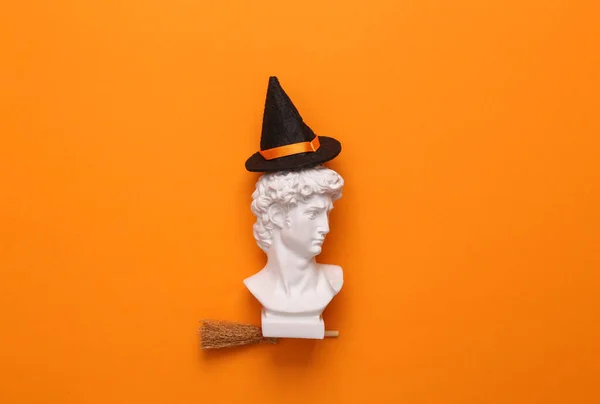 David Slår Häxkvast Med Hatt Orange Bakgrund Oktober Glad Halloween — Stockfoto