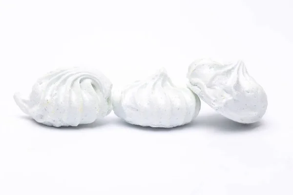 白い背景に隔離された甘い白いメレンゲ — ストック写真