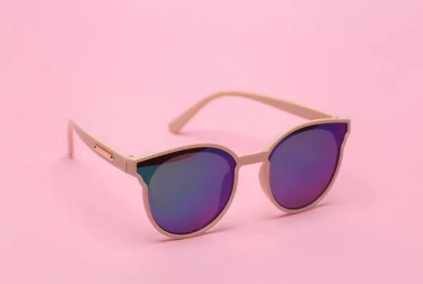 Stylische Sonnenbrille Auf Rosa Hintergrund — Stockfoto