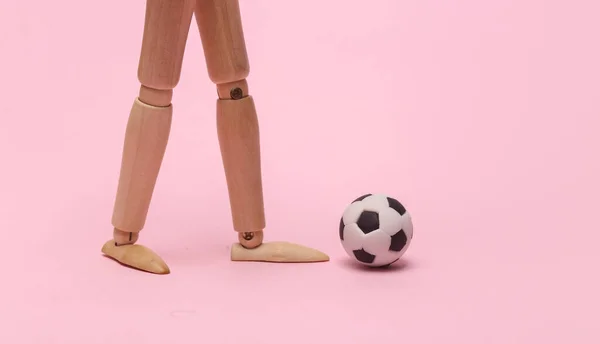 Brincar Boneco Madeira Com Bola Futebol Brinquedo Fundo Rosa — Fotografia de Stock