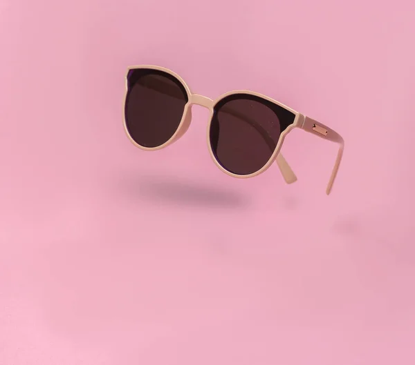 Óculos Sol Moda Subindo Fundo Rosa Com Sombra — Fotografia de Stock