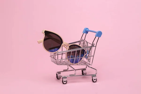 Koszyk Modnymi Okularami Przeciwsłonecznymi Różowym Tle — Zdjęcie stockowe