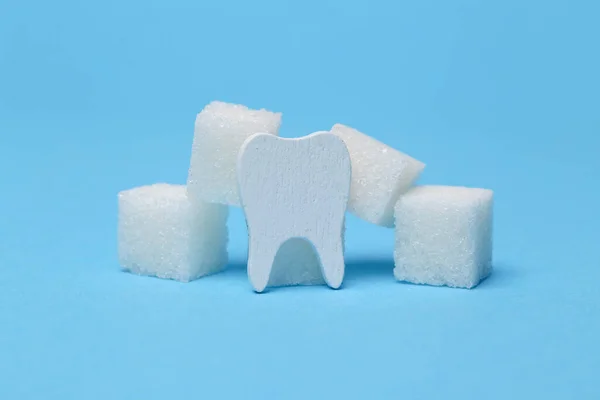 Tand Met Suikerklontjes Blauwe Achtergrond Harm Van Suiker Zoet Voor — Stockfoto