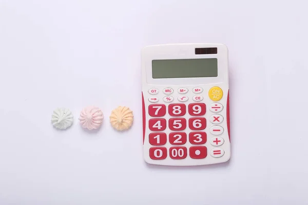 Kalorienzählung Ernährungskonzept Süßes Baiser Mit Taschenrechner Auf Weißem Hintergrund Ansicht — Stockfoto