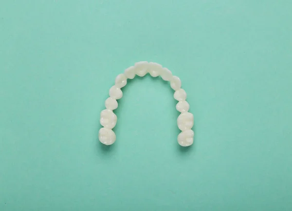 Wiersz Implantów Dentystycznych Niebieskim Tle Widok Góry — Zdjęcie stockowe