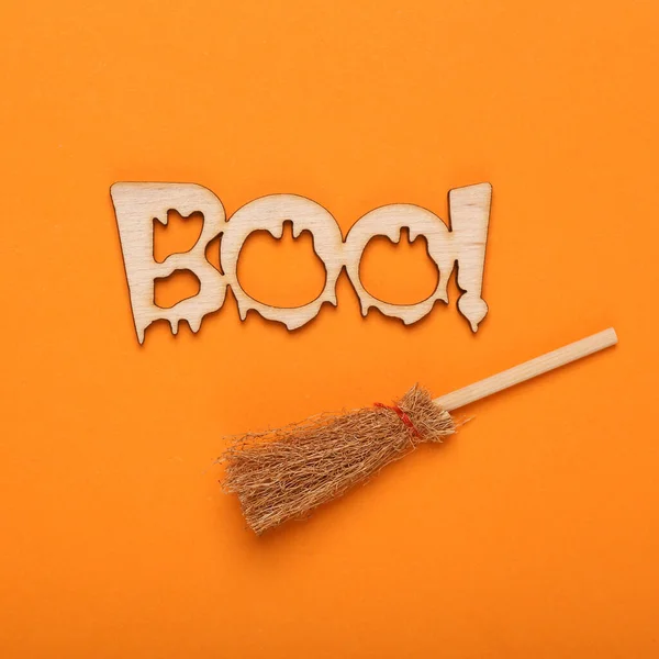 Minimal Halloween Layout Ordet Boo Med Häxkvast Orange Bakgrund Trick — Stockfoto