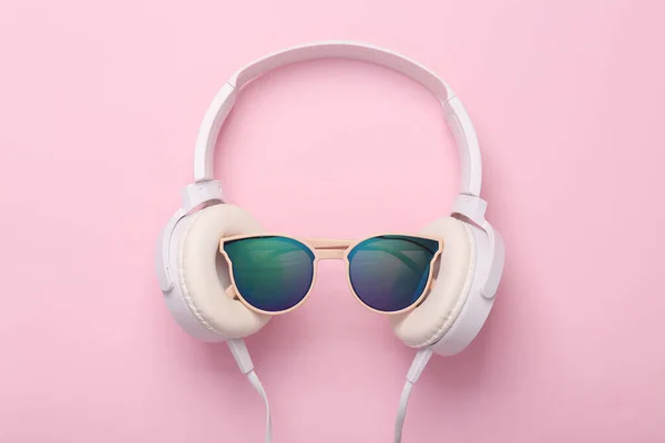 Kreatív Minimális Csendélet Sztereó Fejhallgató Napszemüveggel Rózsaszín Háttérrel Ifjúság Hipster — Stock Fotó