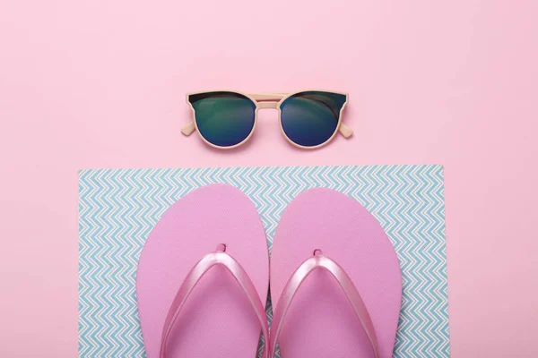 Concepto Vacaciones Gafas Sol Chanclas Sobre Fondo Rosa Azul Vista —  Fotos de Stock