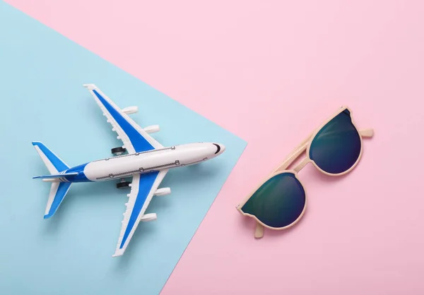 Ταξιδιωτική Ιδέα Αεροπλάνο Γυαλιά Ηλίου Μπλε Ροζ Φόντο Στο Πάνω — Φωτογραφία Αρχείου