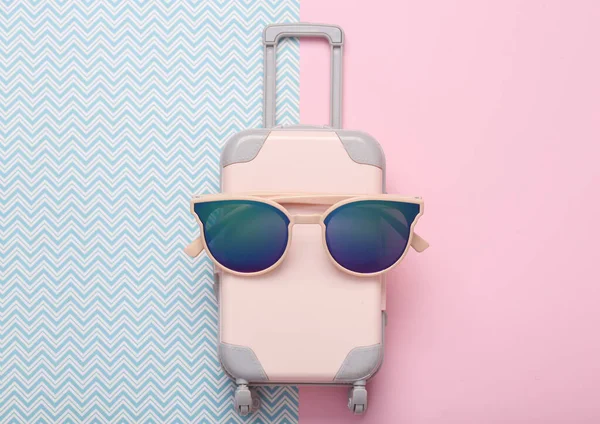 Ταξιδιωτική Ιδέα Αποσκευές Παιχνιδιών Γυαλιά Ηλίου Μπλε Ροζ Φόντο Στο — Φωτογραφία Αρχείου
