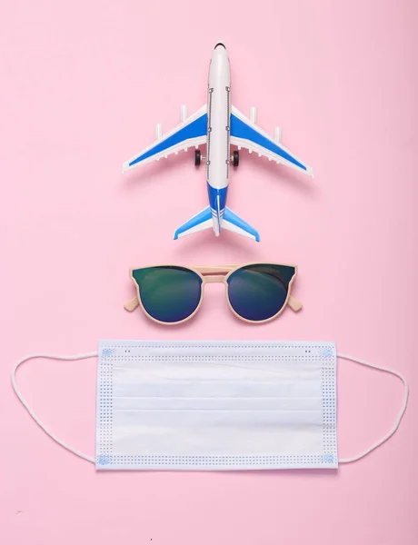 Viajes Mínimos Bodegón Avión Juguete Con Gafas Sol Máscara Médica —  Fotos de Stock